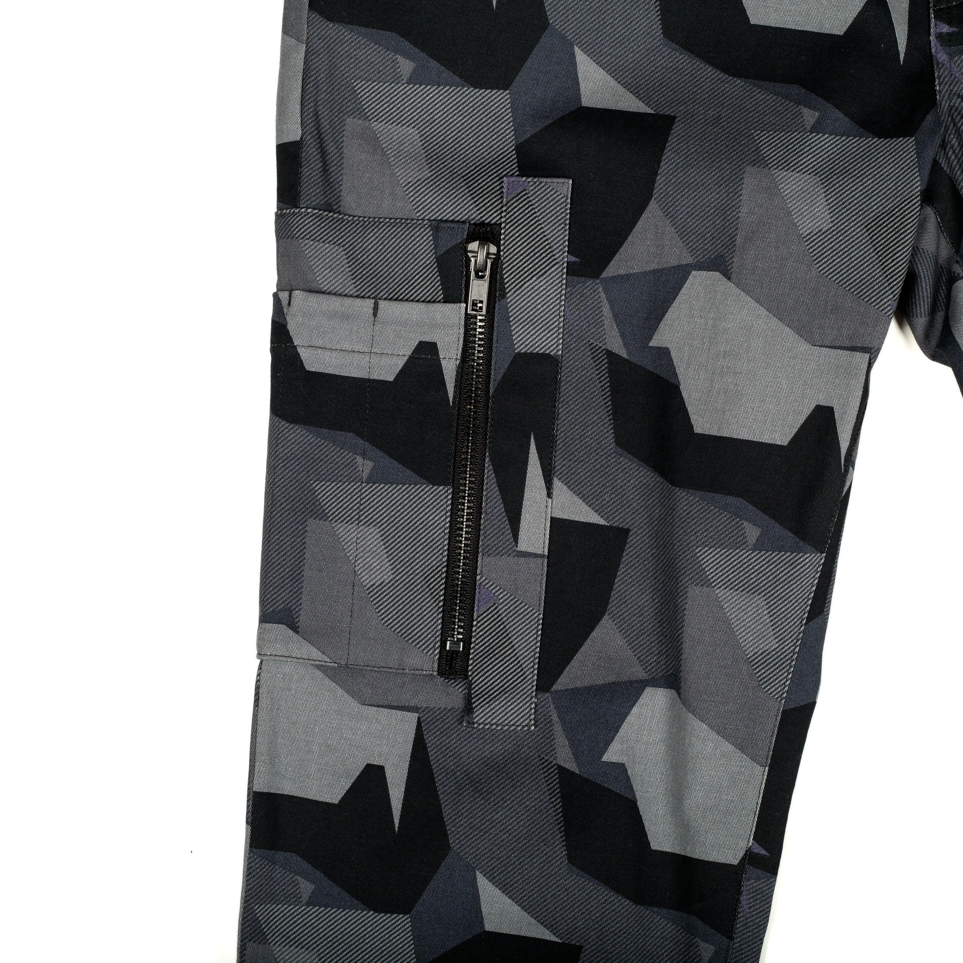 Konus Men's Digital Camo Cargo Pants in Black